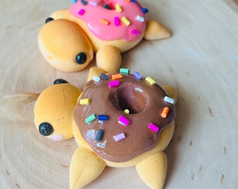 Figura de arcilla de dona caprichosa, adorable escultura de tortuga, compañero de escritorio, deliciosa escultura de postre, regalo único y divertido, estética kawaii