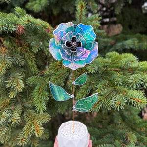 Handgemaakte kunstmatige pioenroos van gebrandschilderd glas in turquoise met pot.