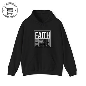 Pode incluir: Hoodie preto com uma estampa gráfica branca que diz "FAITH FEAR - PSALM 118:6"