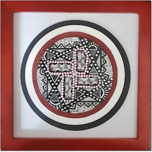VENDITA Originale "XOXOXO, Perle Rosa e Cristalli", un dinamico pezzo a penna e inchiostro, con perle e cristalli. Incorniciato, 58,50 dollari, OPDC-0129
