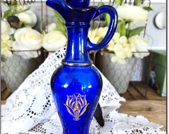 Vintage 1972 Avon Nile Blue Glas Karaffe mit Stopfen, 9-Zoll-Sammler Art Deco-Stil Gold Blumenmuster. 25 Dollar. OPDC-0333