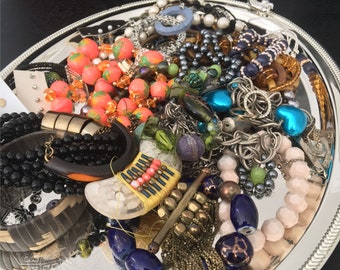 Schmuck Handwerk Lot Mix von Materialien Perlen Perlen Metall gebrochen Halsketten Armreifen Ohrstecker Mix von Farben und Formen Handwerker Lot.