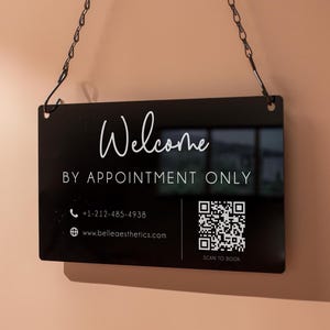 Enseigne suspendue en acrylique et chaîne en métal noir (D12) - 11,5 x 7 po. Panneau de bienvenue personnalisé Fenêtre Bureau Informations commerciales Porte murale, Code QR Marché Artisanat