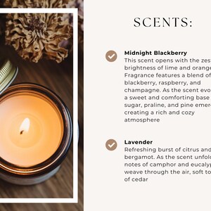 Pu&ograve; includere: Primo piano di una candela accesa in un barattolo di vetro trasparente con un coperchio dorato. La candela &egrave; circondata da fiori secchi e una superficie di legno. Il testo "SCENTS:" &egrave; visibile nell'angolo in alto a destra dell'immagine. I testi "Midnight Blackberry" e "Lavender" sono visibili sotto il testo "SCENTS:" insieme a descrizioni di ogni profumo.
