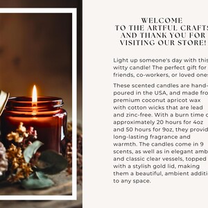 Pu&ograve; includere: Un barattolo di vetro marrone con un coperchio dorato, riempito di una candela di colore ambrato caldo. La candela &egrave; circondata da fiori secchi e verde. Il testo "WELCOME TO THE ARTFUL CRAFTS AND THANK YOU FOR VISITING OUR STORE!" &egrave; visibile sullo sfondo.