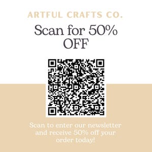 Pu&ograve; includere: Codice QR in bianco e nero con il testo "ARTFUL CRAFTS CO. Scan for 50% OFF" sopra il codice e "Scan to enter our newsletter and receive 50% off your order today!" sotto il codice.