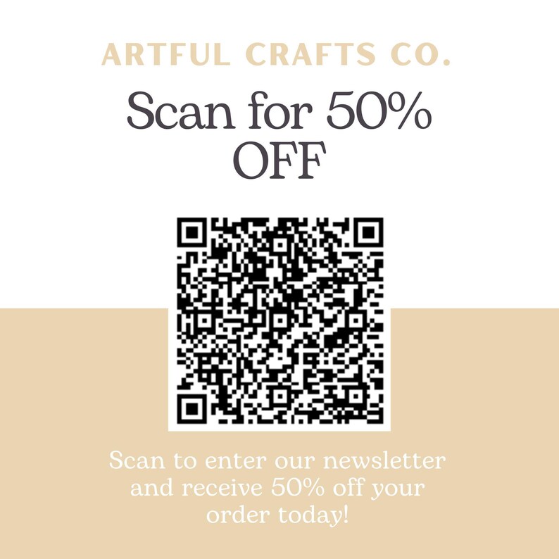 Pu&ograve; includere: Codice QR in bianco e nero con il testo "ARTFUL CRAFTS CO. Scan for 50% OFF" sopra il codice e "Scan to enter our newsletter and receive 50% off your order today!" sotto il codice.
