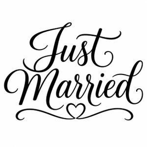 Può includere: Testo nero in corsivo su sfondo bianco: "Just Married". La parola "Just" è sopra "Married". Un cuore è tra le due parole. Ideale per annunci o decorazioni di nozze.