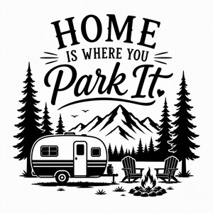 Puede incluir: Ilustración en blanco y negro con el texto "HOME IS WHERE YOU PARK IT". La imagen muestra una caravana, montañas, pinos, dos sillas y una fogata, con temática de camping.