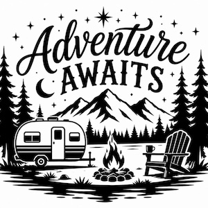 Pode incluir: Ilustração a preto e branco com o texto "Adventure Awaits". A imagem apresenta uma caravana, montanhas, árvores, uma fogueira e uma cadeira Adirondack, evocando o tema do campismo. Estrelas e uma lua crescente também estão incluídas.