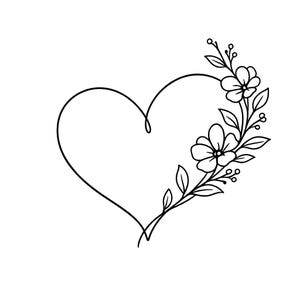 Op de afbeelding: Een zwarte lijntekening van een hartvorm met een bloemenontwerp aan de rechterkant. De bloemen en bladeren zijn gedetailleerd, wat een delicate touch aan het ontwerp toevoegt. Het kunstwerk is eenvoudig maar elegant.
