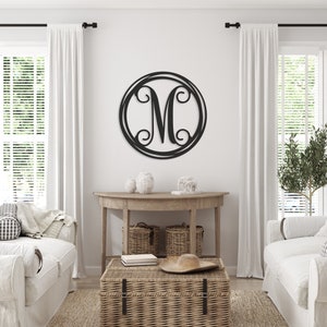 Arte de pared de metal con monograma en círculo dibujado a mano, colgante de pared de metal con letras, obra de arte para el hogar o la cabaña, arte de pared grande para interiores o exteriores