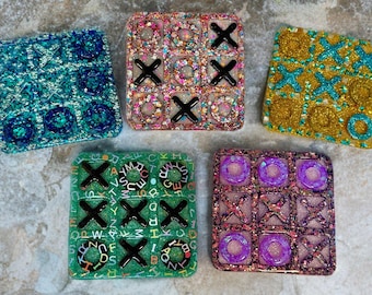 Juego de tres en raya de resina hecho a mano: diseños multicolores