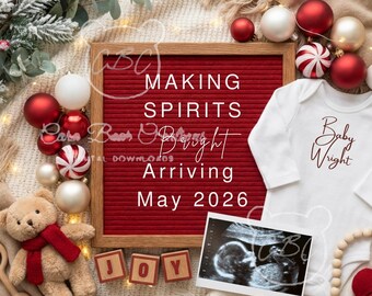 Puede incluir: Anuncio de embarazo festivo con una pizarra de letras de fieltro rojo que dice "MAKING SPIRITS BRIGHT ARRIVING May 2026". Un body blanco con "Baby Wright" está junto a una ecografía, un osito de peluche y adornos navideños.