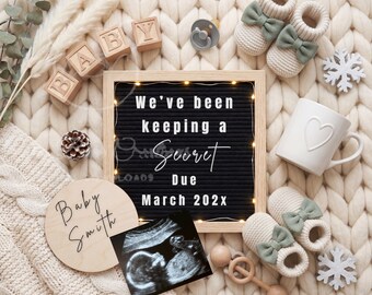 Puede incluir: Anuncio de embarazo con una pizarra negra que dice "We've been keeping a secret Due March 202x". La imagen incluye patucos, una taza, bloques de madera, un chupete y una ecografía.