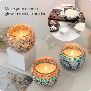 Może przedstawiać: Trzy zapalone świece w mozaikowych świecznikach. Świeczniki są okrągłe z kolorowymi mozaikowymi wzorami. Tekst "Make your candle, glow in mosaic holder" jest widoczny. Świece stoją na białej powierzchni.
