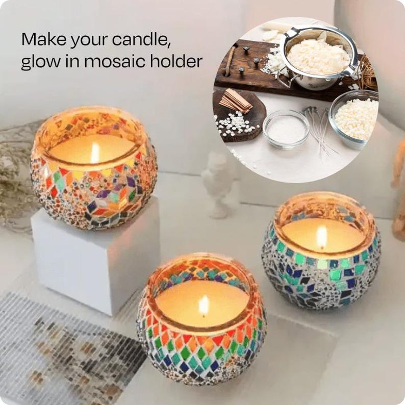 Może przedstawiać: Trzy zapalone świece w mozaikowych świecznikach. Świeczniki są okrągłe z kolorowymi mozaikowymi wzorami. Tekst "Make your candle, glow in mosaic holder" jest widoczny. Świece stoją na białej powierzchni.