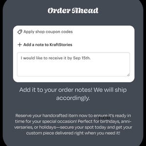 Pu&ograve; includere: Uno screenshot di un sito web con il testo "Order Ahead" in alto. Il sito web ha una casella bianca con il testo "Applica i codici sconto del negozio" e "Aggiungi una nota a KraftStories". Sotto la casella c'&egrave; un campo di testo con il testo "Vorrei riceverlo entro il 15 settembre." e un'icona a forma di matita. Sotto il campo di testo c'&egrave; il testo "Aggiungilo alle tue note d'ordine! Spediremo di conseguenza." e un paragrafo di testo che recita "Prenota il tuo articolo artigianale ora per assicurarti che sia pronto in tempo per la tua occasione speciale! Perfetto per compleanni, anniversari o festivit&agrave;: assicurati il tuo posto oggi e ricevi il tuo pezzo personalizzato proprio quando ne hai bisogno!"