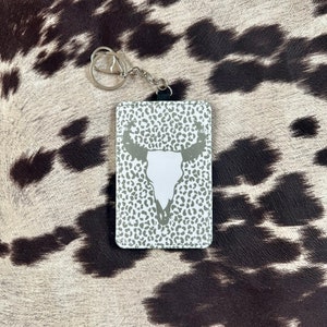 Cartera con llavero de calavera de vaca leopardo