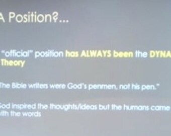 Pode incluir: Uma apresentação de slides com o texto "SDA Position?" e uma seção destacada em amarelo que diz "A posição "oficial" SEMPRE foi a teoria DINÂMICA". O texto "Os escritores da Bíblia foram os escribas de Deus, não sua pena." também está destacado em amarelo. O último ponto da lista diz "Deus inspirou os pensamentos/ideias, mas os humanos encontraram as palavras".