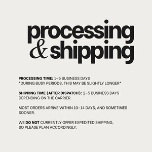 Op de afbeelding: Een afbeelding met zwarte tekst op een lichte achtergrond met de tekst: processing & shipping. Het vermeldt een verwerkingstijd van 1-5 werkdagen, een verzendtijd van 2-5 werkdagen, een levertijd van 10-14 dagen en geen spoedverzending.