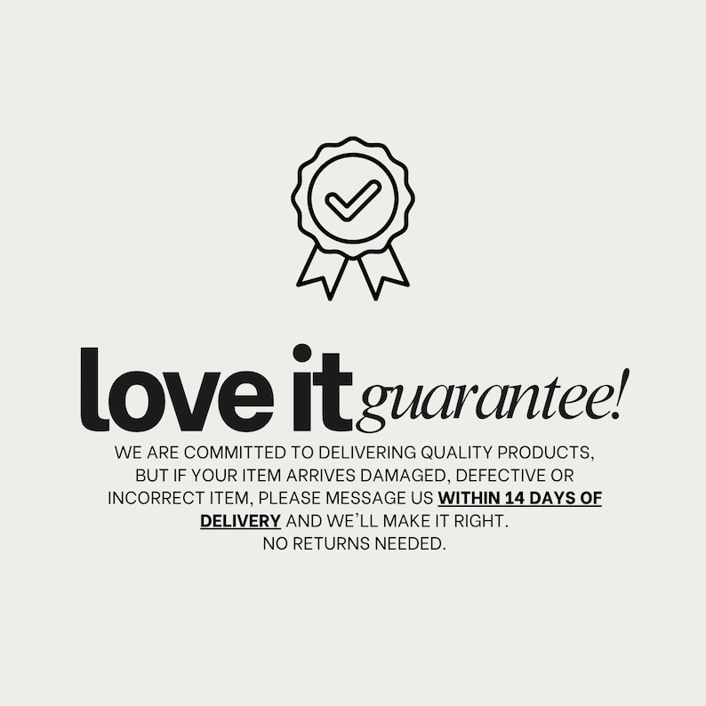 Op de afbeelding: Een zwart-wit afbeelding met een cirkelvormig badge-icoon met een vinkje, gevolgd door de tekst "love it guarantee!" en een alinea die een toewijding aan kwaliteitsproducten en een beleid voor beschadigde of onjuiste artikelen beschrijft.