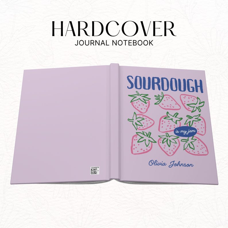Puede incluir: Cuaderno de tapa dura abierto con una cubierta de color lila claro. La p&aacute;gina derecha presenta el texto "SOURDOUGH" en azul, con fresas rosas y la frase "is my jam". El nombre "Olivia Johnson" est&aacute; debajo.