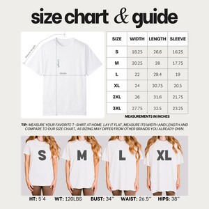 Op de afbeelding: Een maattabel voor een wit t-shirt, met een diagram met breedte-, lengte- en mouwmaten in inches. Een tabel toont de maten S tot 3XL met bijbehorende afmetingen. Vier afbeeldingen tonen het t-shirt in de maten S tot en met XL.