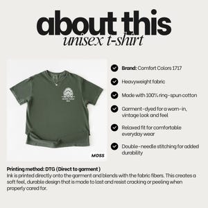 Op de afbeelding: Een mosgroen t-shirt met korte mouwen en een witte grafische print op de linkerborst. De tekst op de afbeelding luidt Charlie Tucker Arts. Het shirt is gemaakt van zwaar ringgesponnen katoen met dubbele stiksels en een relaxte pasvorm.