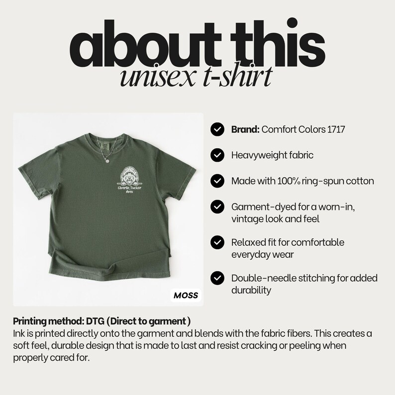 Op de afbeelding: Een mosgroen t-shirt met korte mouwen en een witte grafische print op de linkerborst. De tekst op de afbeelding luidt Charlie Tucker Arts. Het shirt is gemaakt van zwaar ringgesponnen katoen met dubbele stiksels en een relaxte pasvorm.