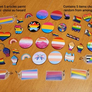 Peut inclure: Une collection d'accessoires sur le thème de la fierté LGBTQ+, comprenant des porte-clés, des badges et des épingles. Les articles présentent des motifs arc-en-ciel, transgenres, bisexuels et autres drapeaux de la fierté. Certains articles portent les inscriptions "Love is Love", "You Matter" et "Proud Ally".
