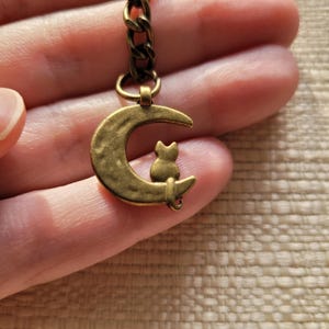 Chat et Lune. Chat berçant sur croissant de lune.  Crochet et breloque Bronze antique, porte-clés, sac à main, sac à dos, sac d'écoliers.