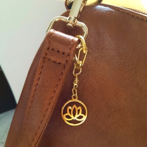 Crochet et porte-clés avec breloque Fleur de lotus, couleur OR pour sac à main, sac à dos, sac d'écoliers avec emballage cadeau