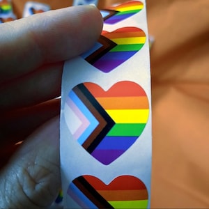 Autocollants Fierté progressiste LGBTQ en forme de COEUR du drapeau Progress pride, 2.5 cm x 2.5 cm, 1x1inch, défilé fierté, 25 ou 50