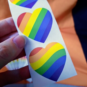 Lot de 200 ou 400 Autocollants 1,5 x 1.5 inch, COEUR du drapeau Fierté LGBTQ+ 4 motifs Arc-en-ciel, 3.8 cm x 3.8 cm, Gay Pride