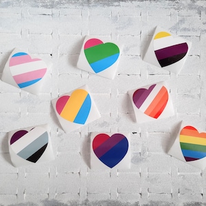 Autocollants (25) Fierté LGBTQ+ en forme de coeur 3.8 cm x 3.8 cm, Lesbienne, Trans, Bisexuel, Pansexuel, Polysexuel, Non binaire, Asexuel