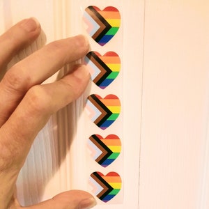 Autocollants Fierté progressiste LGBTQ en forme de COEUR du drapeau Progress pride, 2.5 cm x 2.5 cm, 1x1inch, défilé fierté, 25 ou 50