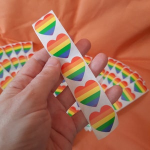 Autocollants en forme de COEUR Fierté LGBTQ 2.5 cm x 2.5 cm, 1 x 1 inch, Drapeau Arc-en-ciel, défilé fierté gay, Rainbow flag 25, 50