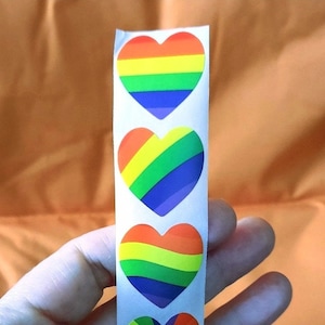 Lot de 200 ou 400 Autocollants en forme de COEUR du drapeau de la Fierté LGBTQ, 8 motifs Arc-en-ciel 2.5cm x2.5 cm, 1x1inch, Bandes de 8