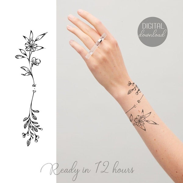 Tatouage floral personnalisé avec initiales, tatouage de fleur de poignet enveloppant, Design moderne, dessin au trait de fleurs, Commission de tatouage à l'encre noire