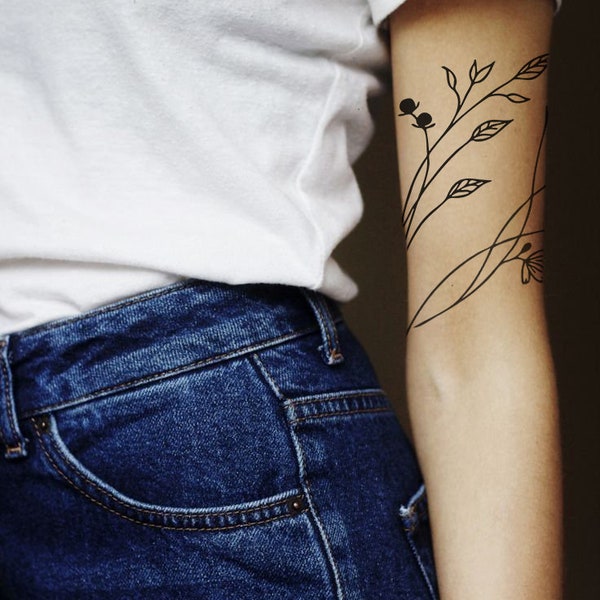 Conception minimaliste de tatouage de bras enveloppant, tatouage de fleur d’art en ligne, encre noire, art corporel de pochoir de tatouage de poignet moderne féminin, fleurs abstraites