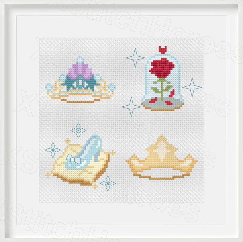 Peut inclure: Une broderie au point de croix encadr&eacute;e pr&eacute;sentant quatre motifs sur le th&egrave;me des contes de f&eacute;es. Les motifs comprennent un diad&egrave;me, une rose rouge enferm&eacute;e dans du verre, un chausson de verre sur un coussin et une couronne dor&eacute;e.