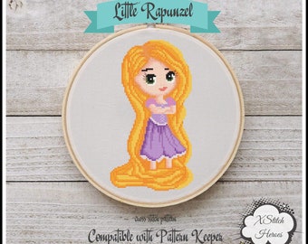 Peut inclure: Modèle de point de croix représentant un dessin animé de Raiponce avec de longs cheveux blonds, portant une robe violette, dans un cercle de broderie en bois. Le texte "Little Rapunzel" est au-dessus du cercle et "Compatible avec Pattern Keeper" est en dessous du cercle.