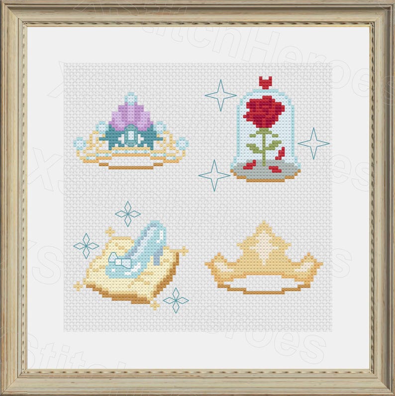 Peut inclure: Broderie au point de croix repr&eacute;sentant quatre ic&ocirc;nes de contes de f&eacute;es : un diad&egrave;me, une rose sous cloche, un chausson de verre sur un coussin et une couronne dor&eacute;e. L'&oelig;uvre est encadr&eacute;e dans un cadre en bois brun clair. Le fond est une grille blanche.