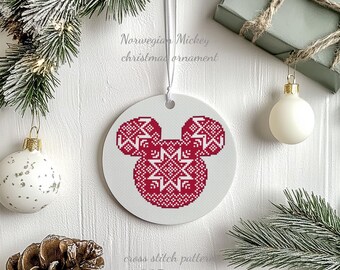 Peut inclure: Ornement de Noël rond blanc avec un motif Mickey Mouse en point de croix rouge et blanc. L'ornement est suspendu par un ruban blanc. Le texte sur l'ornement indique "Norwegian Mickey christmas ornament" et "cross stitch pattern PDF pattern".