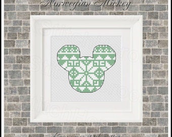 Peut inclure: Un motif de point de croix vert et blanc représentant la tête de Mickey Mouse dans un style scandinave. Le texte "Norwegian Mickey" est au-dessus de l'image et "Easy cross stitch pattern" est en dessous de l'image.