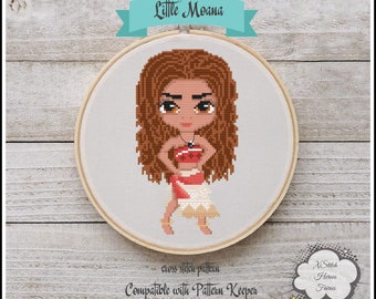 Peut inclure: Patron de point de croix représentant Moana, une princesse polynésienne en dessin animé, avec des cheveux bruns, un haut rouge et une jupe blanche et brune. Le motif est compatible avec Pattern Keeper. Le texte "Little Moana" est dans une bannière bleue au-dessus de l'image. Le texte "Cross stitch pattern" et "Compatible with Pattern Keeper" sont sous l'image. Le texte "X Stitch Heroes Fairies" est dans un nuage blanc avec une étoile.