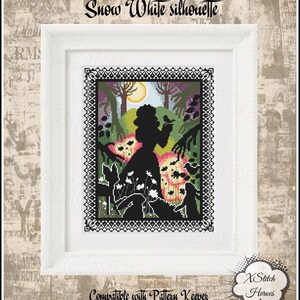 K&ouml;nnte beinhalten: Schwarzwei&szlig;es Kreuzstichmuster von Schneewittchen in einer Waldlandschaft. Das Muster ist in einem wei&szlig;en Rahmen gerahmt und enth&auml;lt den Text "Snow White silhouette" und "Kompatibel mit Pattern Keeper".