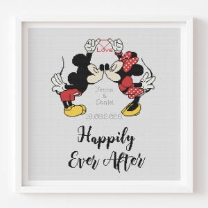 Peut inclure: Un motif de point de croix encadré représentant Mickey et Minnie Mouse se touchant les doigts avec un fil rouge formant un triangle au-dessus d'eux. Le texte indique Jenna & Daniel, 18.08.2026, et Happily Ever After en noir sur fond gris clair.