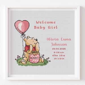 Può includere: Un punto croce incorniciato con Winnie the Pooh che tiene in mano un palloncino rosa a forma di cuore. Il testo recita "Benvenuta Baby Girl" e include il nome "Olivia Luna Johnson", data di nascita, ora, peso (3.0kg) e lunghezza (49.5cm).